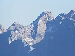 Sonneck (Mitte), Kaiserkopf (links), Kopfkraxn (rechts), vorne das Obere Gamskarköpfl und rechts davor das Untere Gamskarköpfl (Kufsteiner Klettersteig)