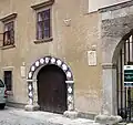 Eingang zum Wohnhaus an der Straße; die ehemalige "Alte Synagoge" in Sopron liegt im Hof