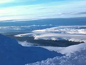 Blick vom Lyaskovets Peak auf die South Bay (im Hintergrund: Pimpirew-Gletscher)