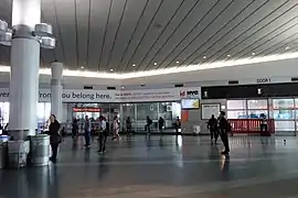 Im Terminal, Door 1