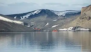 Blick über die Primero de Mayo Bay auf die argentinische Forschungsstation Base&nbsp;Decepción