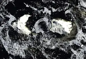 Satellitenaufnahme der Douglas Strait zwischen der Morrell-Insel (links) und Cook Island (rechts)