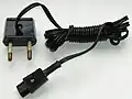 Rundes sowjetisches Rasiererkabel. Der Stecker entspricht in etwa CEE 7/16, dem Eurostecker. Der Stecker ist mit 6 A, 250 V spezifiziert.