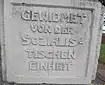 Gedenktafel am Sockelfuß, deutsche Inschrift