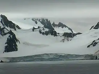 Blick von der Bransfieldstraße auf das Sozopol Gap (Vordergrund: Pautalia-Gletscher)
