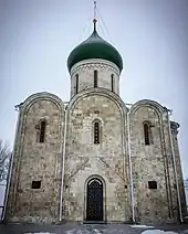 Verklärungskathedrale des Erlösers mit mittelalterlicher Überresten der Stadtmauer von Pereslawl-Salesski (1152–1157)