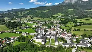 Westansicht von Spital am Pyhrn mit dem ehemaligen Kollegiatstift im Vordergrund