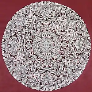 Typische Spitzendecke aus Plauener Spitze