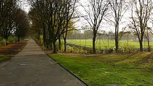 Weg und Rasenplatz im Sportpark Hannover