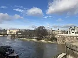 Square du Vert-Galant, vom linken Seineufer