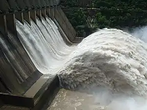 Srisailam-Talsperre mit sechs geöffneten Verschlüssen