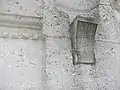 Gut erhaltener Stützeinsatz für die Aufnahme von Verkleidungselementen an der Außenmauer des Obergeschosses.