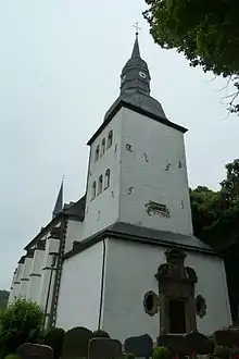 Außenansicht der Kirche Ss. Gervasius und Protasius in Altenrüthen