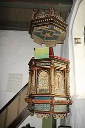 Kanzel von 1635, im Fenster die Kanzeluhr