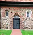 Einer der alten Eingänge und das Feldsteinmauerwerk