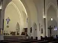 Blick in den Chorraum und in der Seitenkapelle