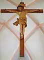 Das Chorkreuz schwebt über dem Altar