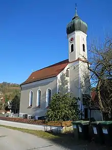Eingang zum Friedhof und zur Kirche