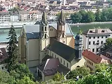 Katholische Pfarrkirche St. Burkard, ehemals Benediktinerklosterkirche St. Andreas, der Überlieferung nach um 750 erster Bischofssitz Würzburgs, ab 1464 Ritterstiftskirche