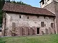 Südliche Traufseite des Langhauses mit romanischen Fenstern