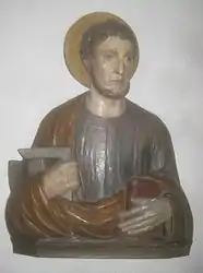 Josef von Nazaret (Attribute: Axt, Winkelmaß und Bibel), Wandbüste, Holz, Standort: links vom Hauptportal.