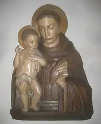 Antonius von Padua (Attribute: Jesuskind und Fisch), Wandbüste, Holz, Standort: rechts vom Hauptportal.