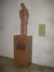 Fidelis von Sigmaringen (Attribut: Bibel), Veroneser Marmor?, Postament mit einer Reliquiendose des Goldschmieds Eugen Benk aus dem Jahr 2000, Standort: rechtes Seitenschiff.