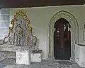 Figur des Schmerzensmannes neben dem Portal