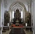 Blick auf den Chor mit den Altären