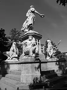 Das Krieger Denkmal aus Marmor erinnert an die Niederlage der eidg. Krieger am 26. August 1444 in der Schlacht von St. Jakob an der Birs. In dieser blutigen Auseinandersetzung starben 1300 Krieger der Eidgenossenschaft und 2000 Krieger des franz. Heeres. Einweihung 1872, restauriert 2010