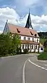Von der Kirche St.&nbsp;Jakobus führt der Schlossbergweg zu Spielscheune, Spielplatz, Aqualino und zum Kinderbauernhof Tierscheune.