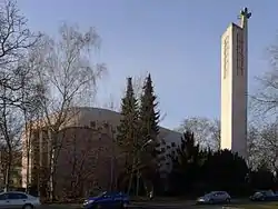 Turm und Kirchenschiff