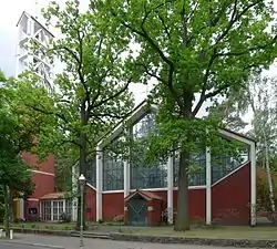 Campanile und Kirchenschiff