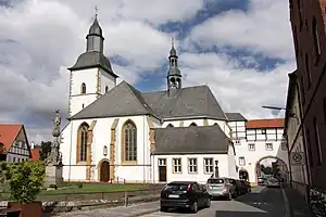 St. Marien mit Marienstatue, rechts das Franziskanerkloster