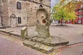 Vor der Kirche