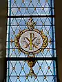 Glasfenster mit Christusmonogramm