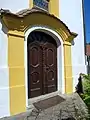 Das Hauptportal, im Stil von 1921