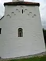 Flacher Chorabschluss mit freigelegtem Fenster und Giebelfries