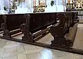 Kirchenbänke im Langhaus