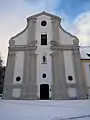 Kirchenfassade im Winter