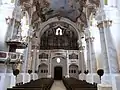 Blick zur Orgel – mit neuen Leuchten nach der Renovierung