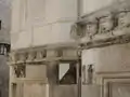 Fries mit Köpfen an der Außenseite der Kathedrale