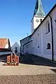 Nordseite der Kirche mit Sakristei