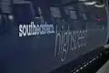 Schriftzug an der Seite des Fahrzeugs