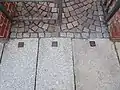 Drei Stolpersteine vor dem Eingang