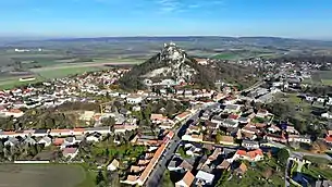 Südwestansicht von Staatz mit der weithin sichtbaren rund 100&nbsp;m hohen Kalkklippe