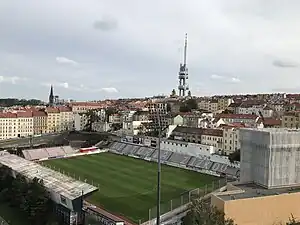 Blick vom Dům Radost auf das Stadion FK Viktoria Žižkov und den Fernsehturm Žižkov (2019)
