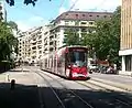Be 6/10 1807 des Typs Stadler Tango der ersten Serie mit Werbefolie für einen Radiosender