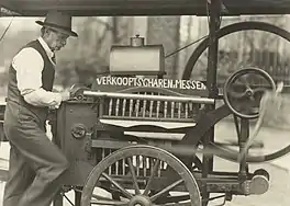Scherenschleifer mit „niederländischem Schleifkarren“ in Amsterdam, um 1930