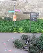 Beschriftung für Besucher auf dem Rundweg